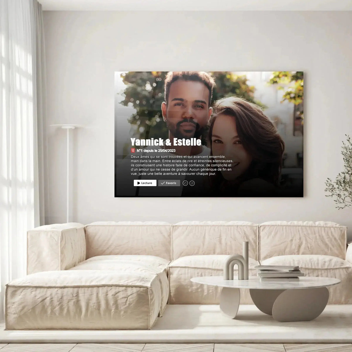 Grande toile couple personnalisée affiche netflix romantique accrochée au mur, salon lumineux