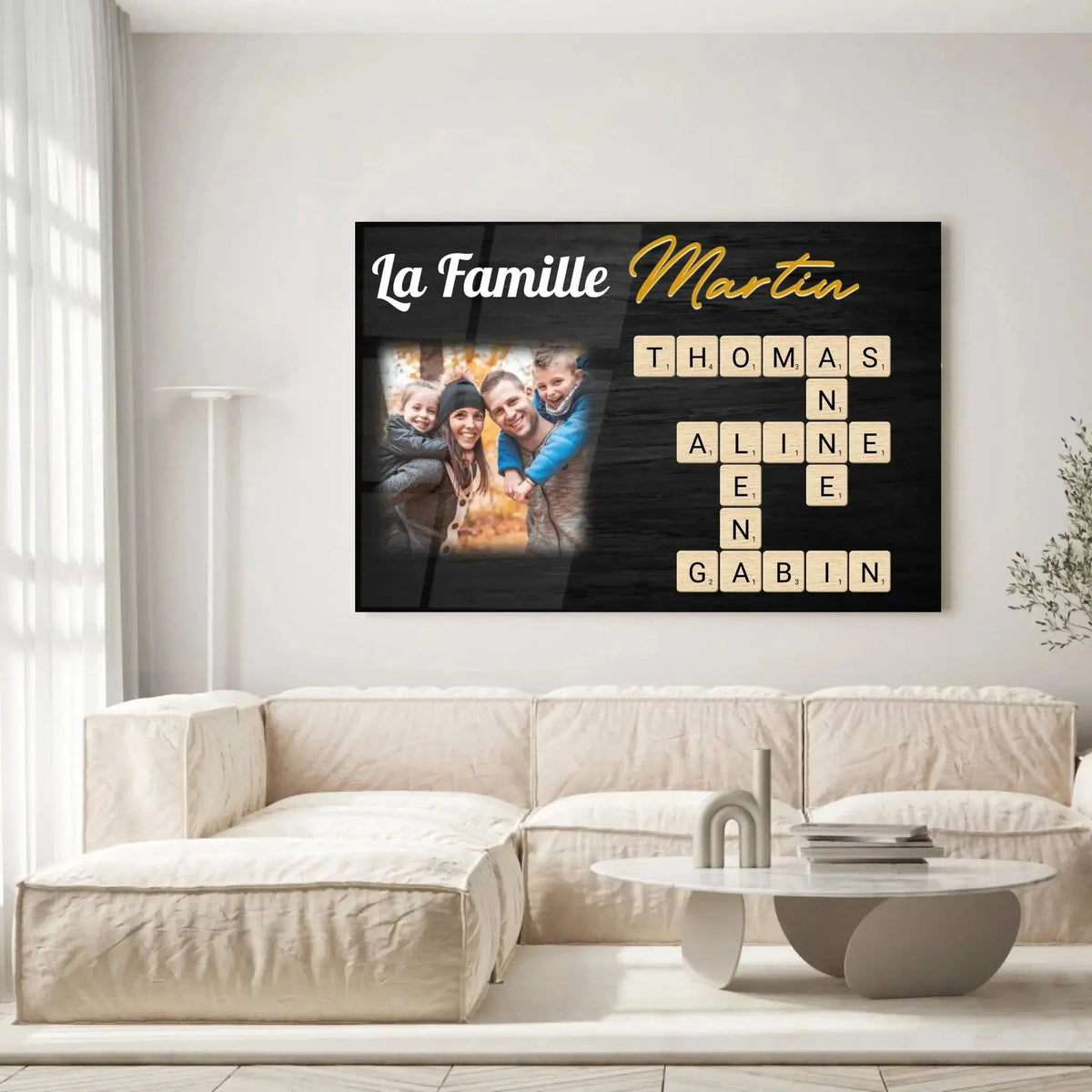 Grande toile famille personnalisée Scrabble accrochée au mur, salon lumineux