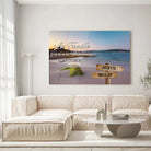 Grande toile prénoms personnalisée plage et algues accrochée au mur, salon lumineux