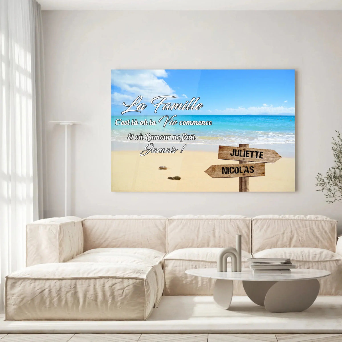 Grande toile prénoms personnalisée plage et sable fin accrochée au mur, salon lumineux
