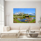 Grande toile prénoms personnalisée plaine et montagne accrochée au mur, salon lumineux