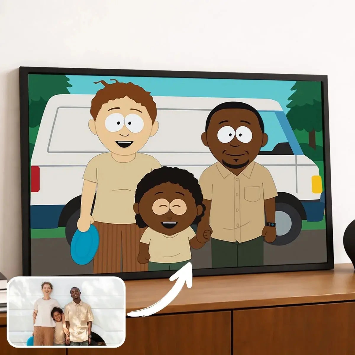 Portrait de famille personnalisé style South Park dans un cadre noir posé sur un meuble