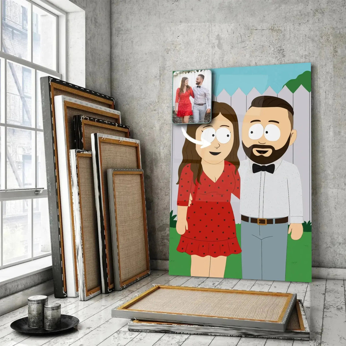 Portrait personnalisé style South Park en verre acrylique, posé devant des cadres empilés