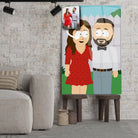 Portrait personnalisé style South Park en verre acrylique, posé sur des tabourets devant un mur de briques