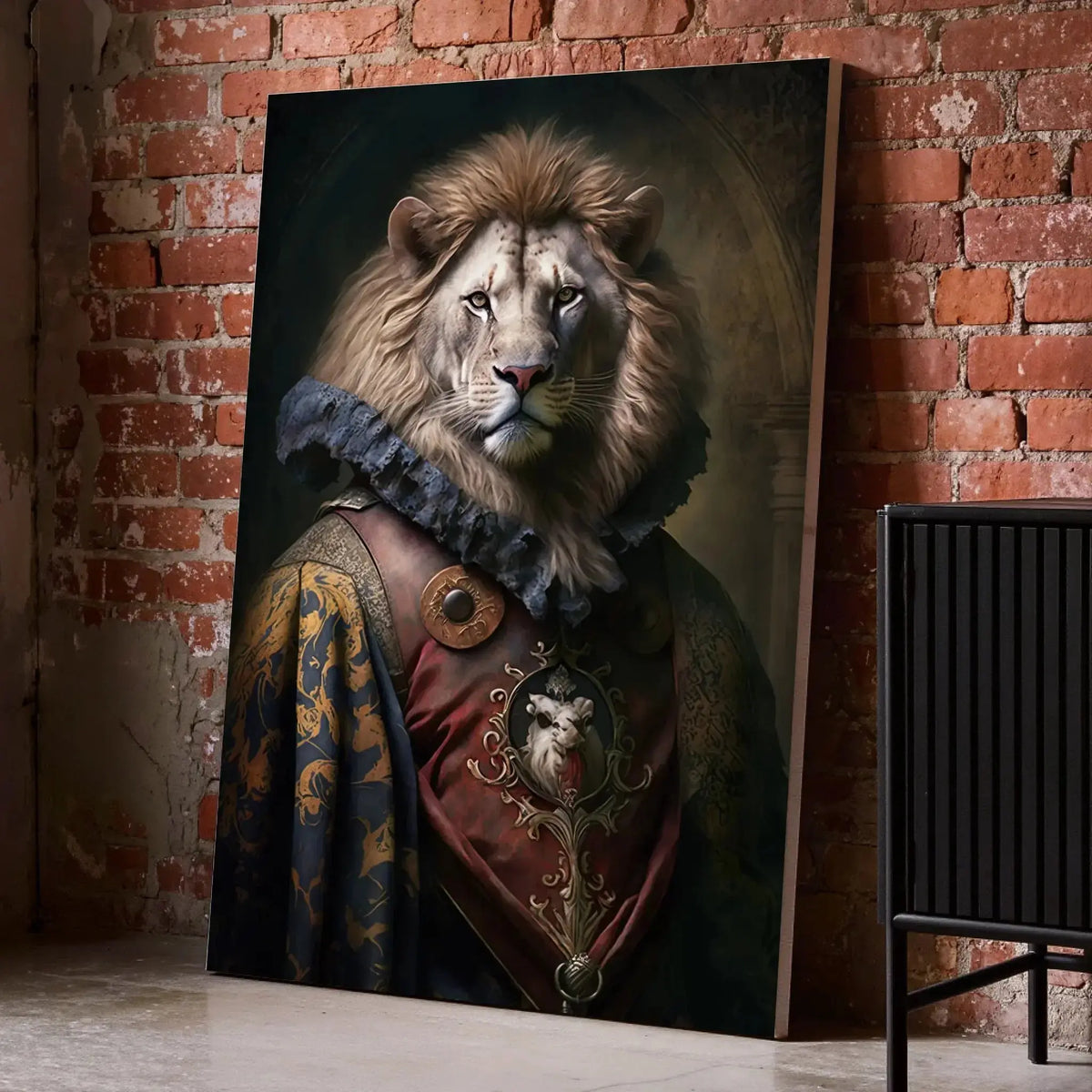 Tableau Aristocratique Lion Royal en Tenue d'Époque sur toile, posé au sol contre un mur de briques rouges