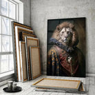 Tableau Aristocratique Lion Royal en Tenue d'Époque en verre acrylique, posé devant des cadres empilés