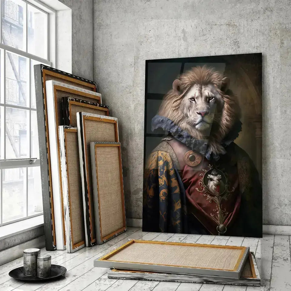 Tableau Aristocratique Lion Royal en Tenue d'Époque en verre acrylique, posé devant des cadres empilés