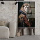 Tableau Aristocratique Lion Royal en Tenue d'Époque en verre acrylique, posé sur des tabourets devant un mur de briques
