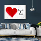 Tableau cœur mural personnalisé couple accroché au mur, salon bleu foncé