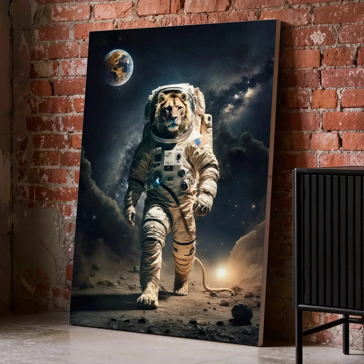 Tableau Cosmique Lion Astronaute sur toile, posé au sol contre un mur de briques rouges