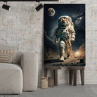 Tableau Cosmique Lion Astronaute sur toile, posé sur des tabourets devant un mur de briques