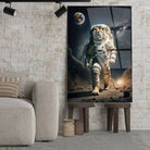 Tableau Cosmique Lion Astronaute en verre acrylique, posé sur des tabourets devant un mur de briques