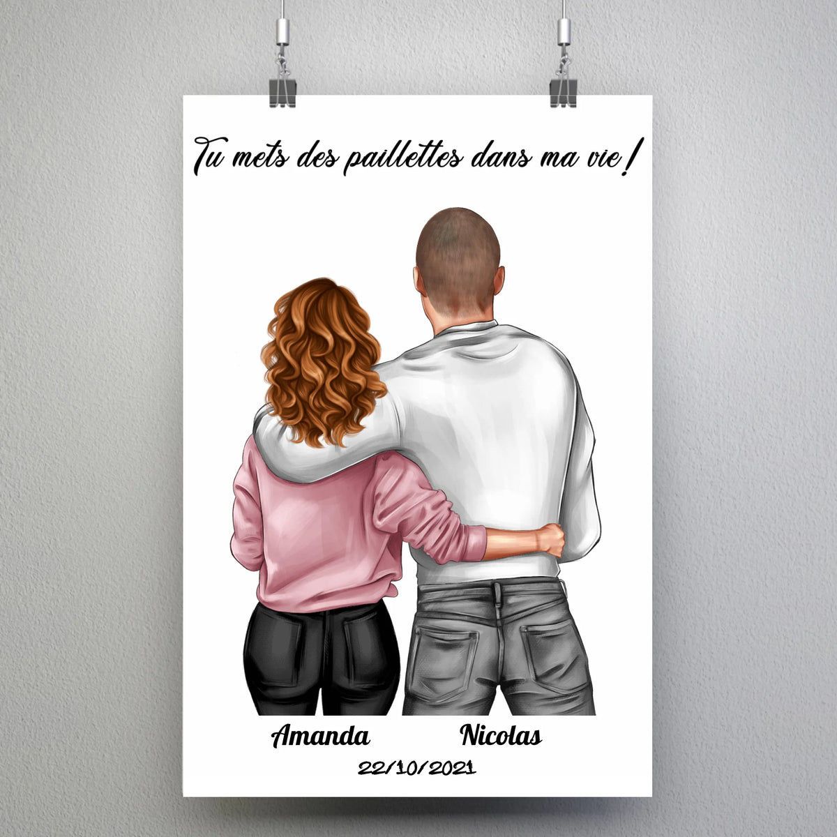 Tableau couple personnalisé homme et femme en affiche suspendue par des pinces sur un mur gris