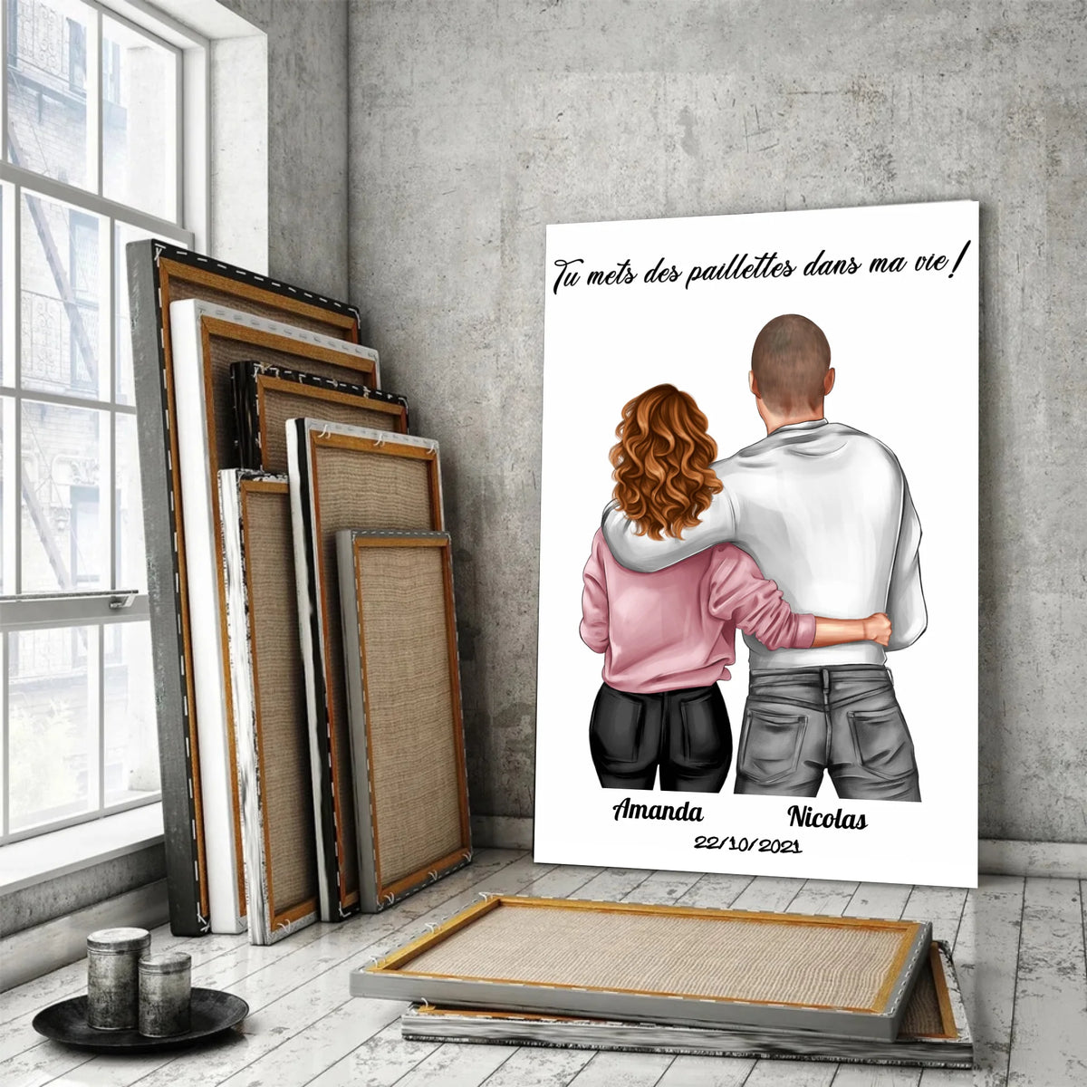 Tableau couple personnalisé homme et femme en verre acrylique, posé devant des cadres empilés