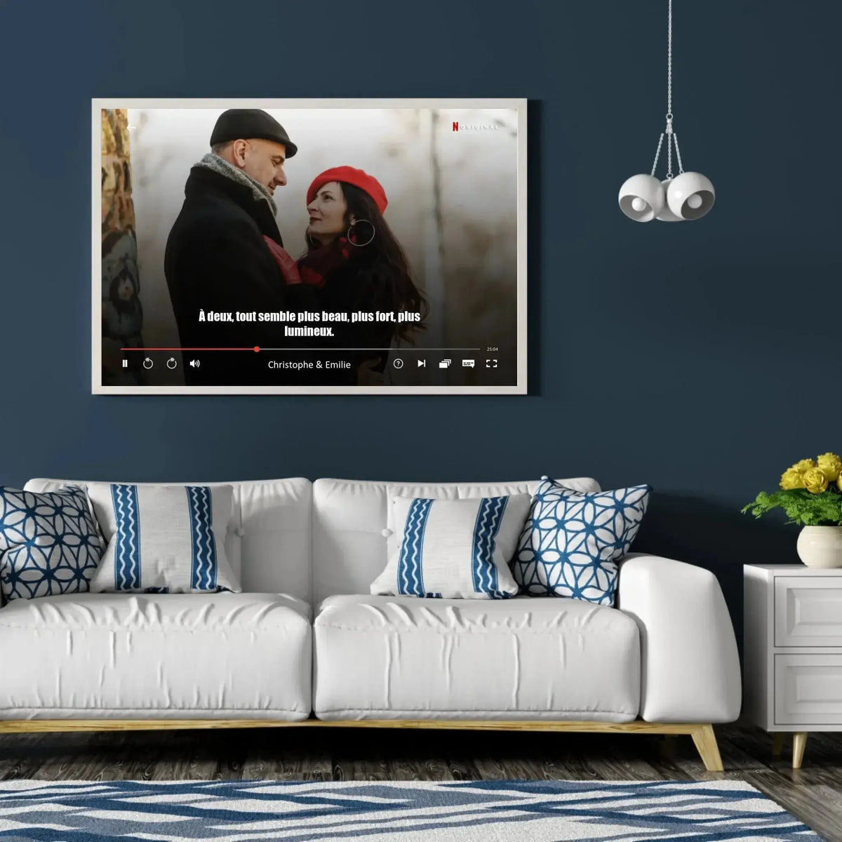 Tableau couple personnalisé affiche netflix film accroché au mur, salon bleu foncé
