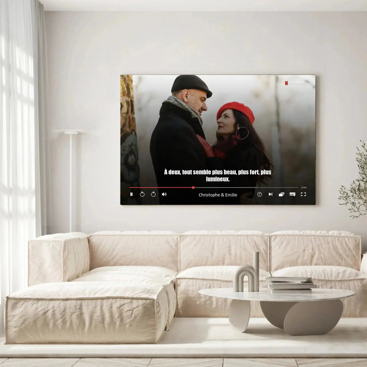 Tableau couple personnalisé affiche netflix film accroché au mur, salon canapé blanc