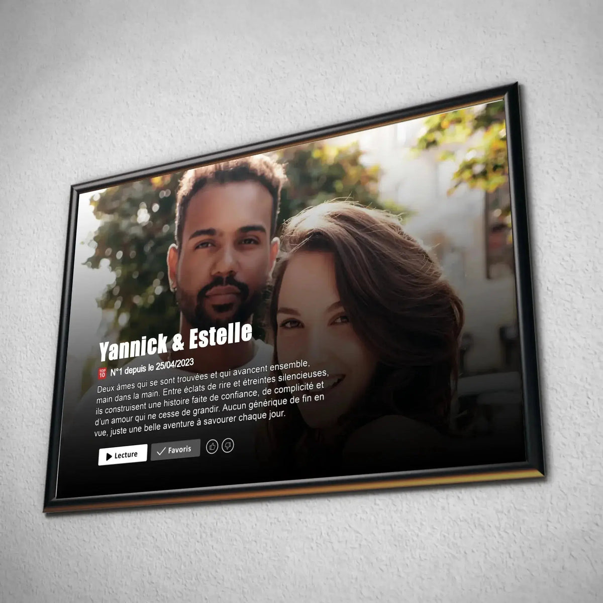 Tableau couple personnalisé affiche netflix romantique dans un cadre noir, incliné