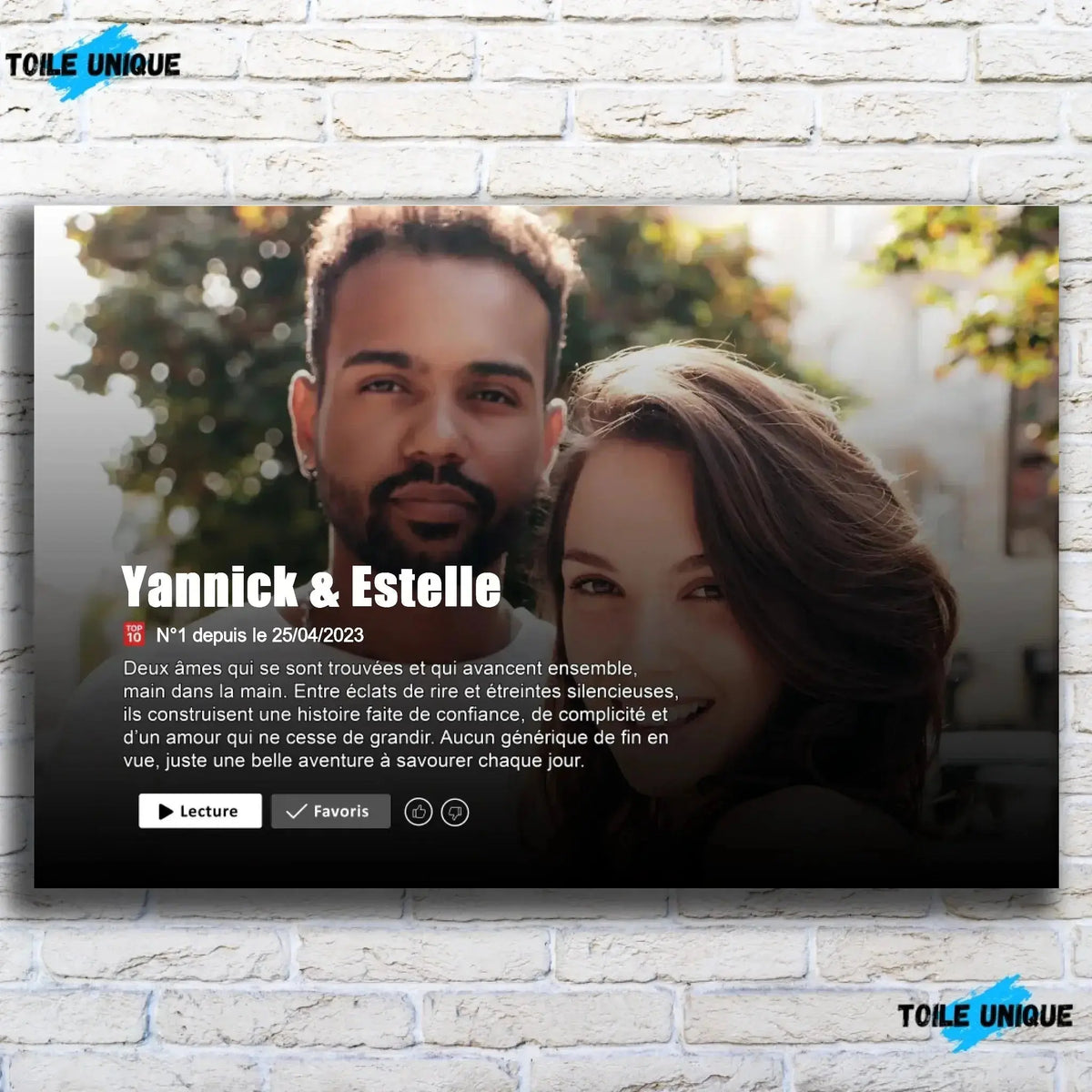 Tableau couple personnalisé affiche netflix romantique, vue de face sur mur de briques blanches