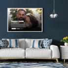 Tableau couple personnalisé affiche netflix romantique accroché au mur, salon bleu foncé