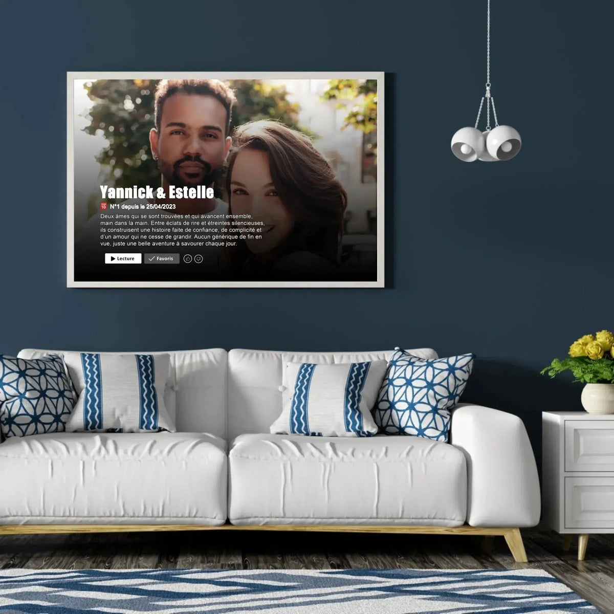 Tableau couple personnalisé affiche netflix romantique accroché au mur, salon bleu foncé