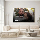 Tableau couple personnalisé affiche netflix romantique accroché au mur, salon canapé blanc
