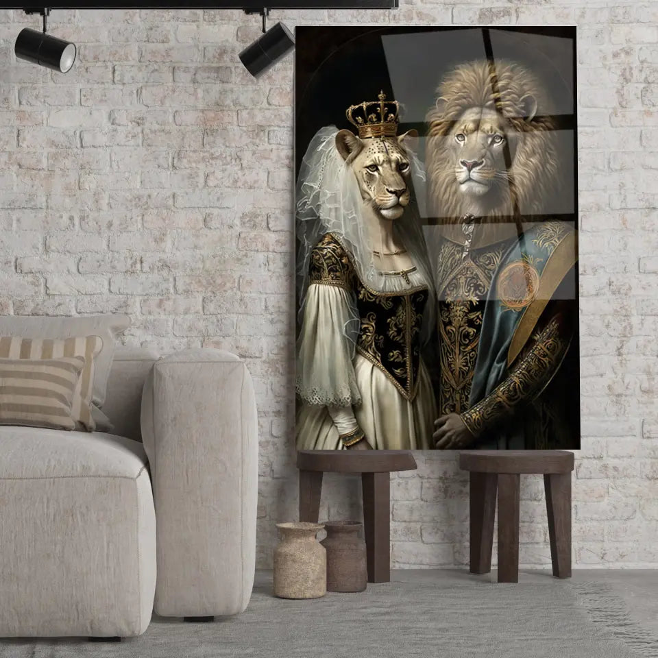 Tableau de Mariage Royal Lion et Lionne en verre acrylique, posé sur des tabourets devant un mur de briques