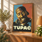 Tableau Décoratif 2Pac All Eyez On Me en affiche encadrée bois sur un buffet
