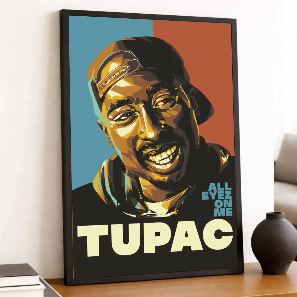 Tableau Décoratif 2Pac All Eyez On Me en affiche encadrée noire sur une étagère