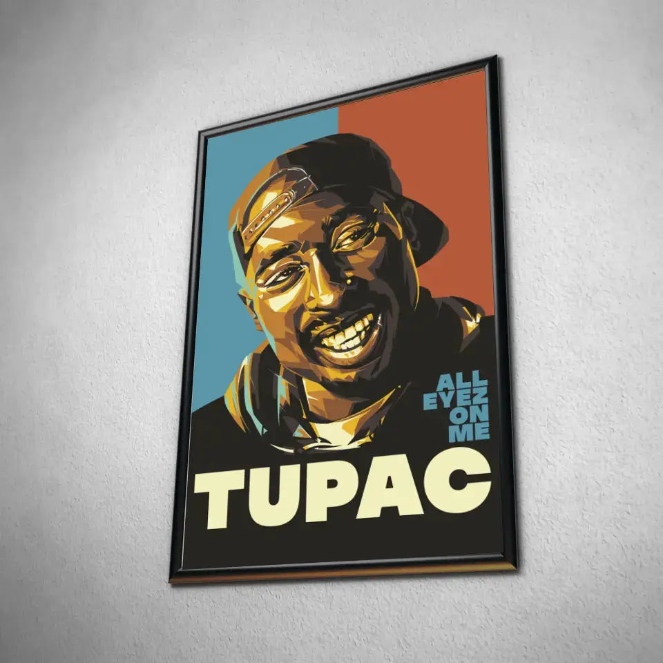 Tableau Décoratif 2Pac All Eyez On Me en affiche encadrée noire, vue inclinée sur un mur gris