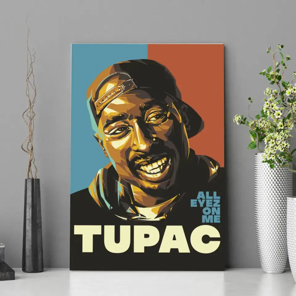 Tableau Décoratif 2Pac All Eyez On Me en affiche posée sur une étagère avec des vases
