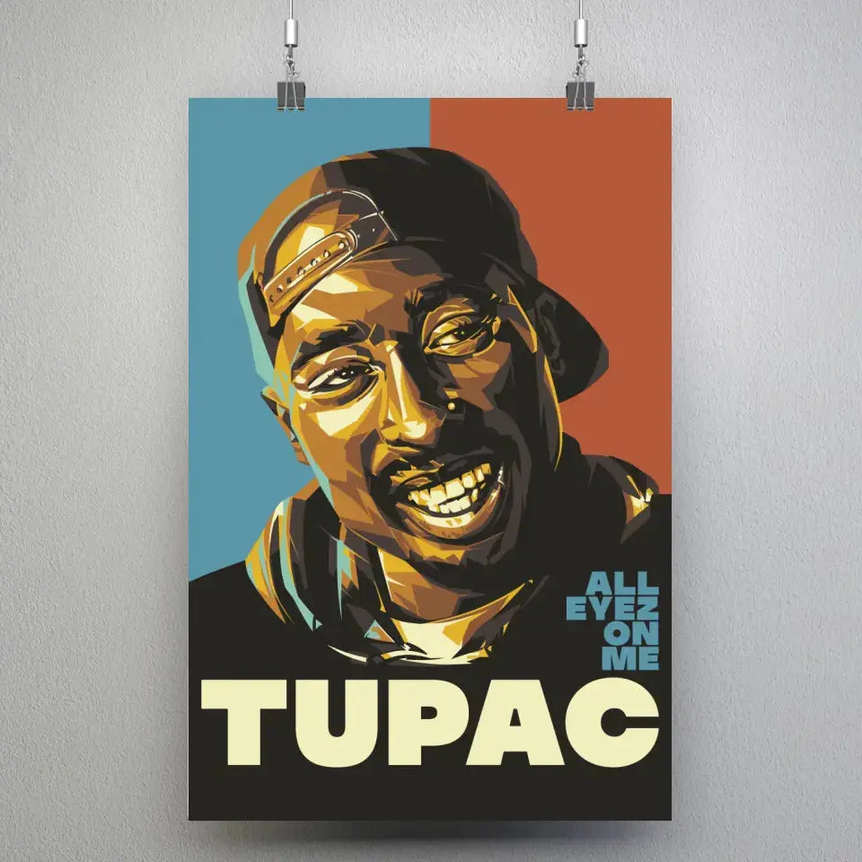 Tableau Décoratif 2Pac All Eyez On Me en affiche suspendue par des pinces sur un mur gris