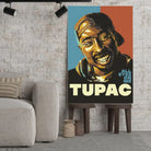 Tableau Décoratif 2Pac All Eyez On Me sur toile, posé sur des tabourets devant un mur de briques