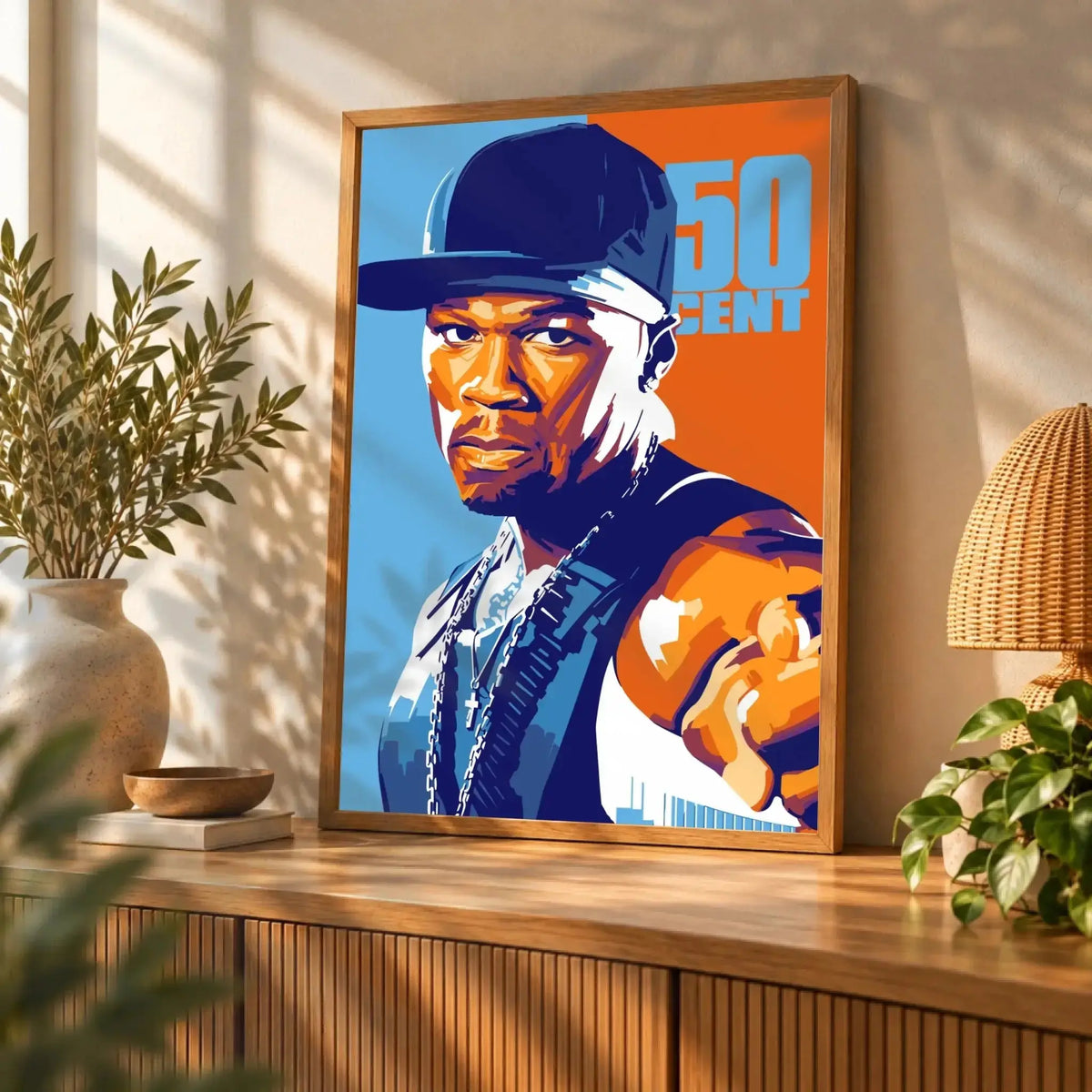Tableau Décoratif 50Cent en affiche encadrée bois sur un buffet