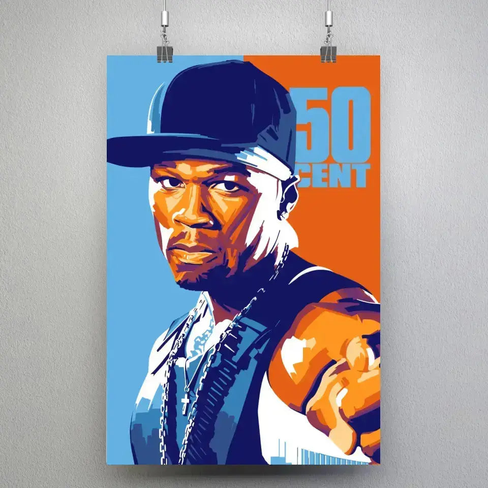 Tableau Décoratif 50Cent en affiche suspendue par des pinces sur un mur gris