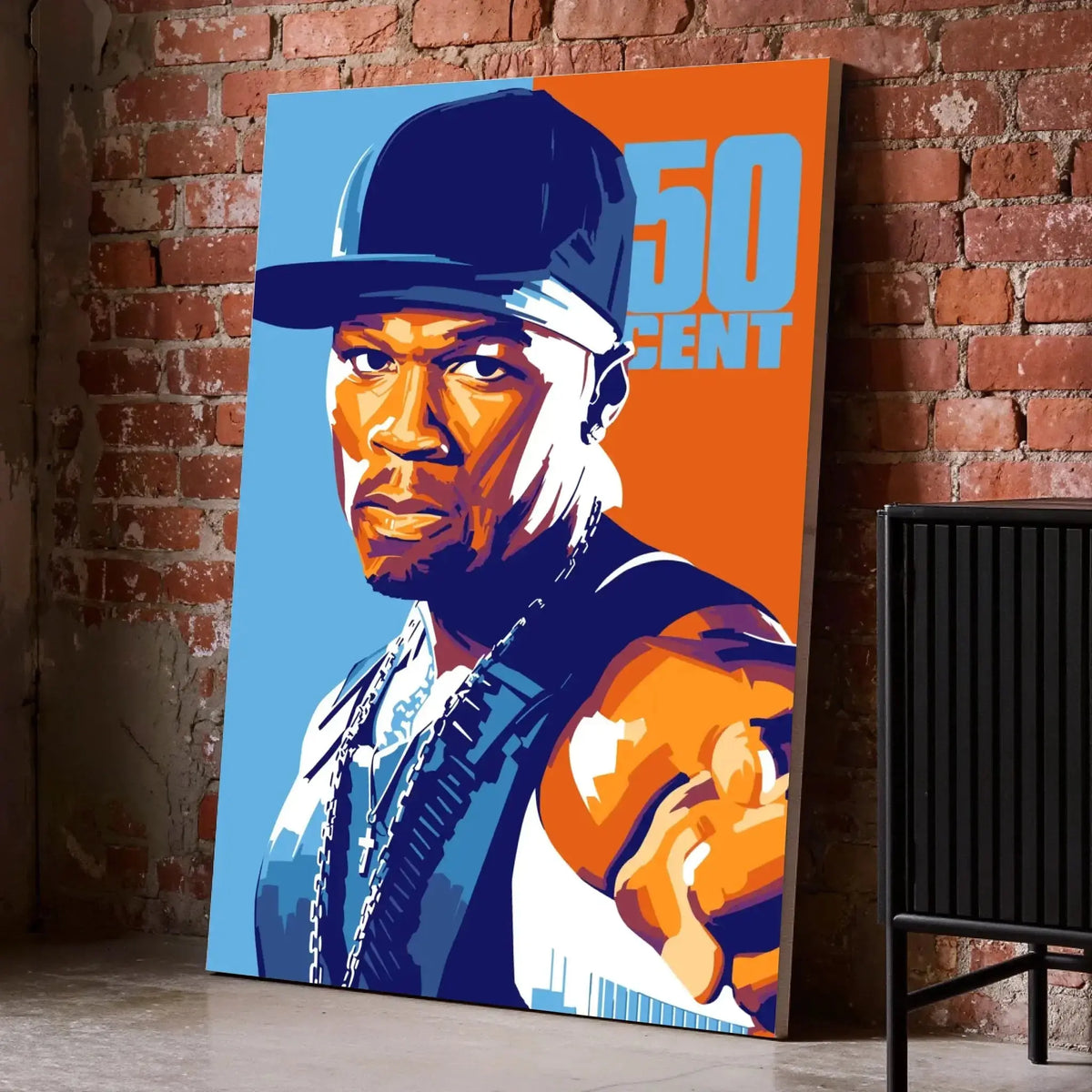 Tableau Décoratif 50Cent sur toile, posé au sol contre un mur de briques rouges