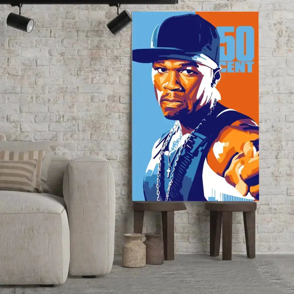 Tableau Décoratif 50Cent sur toile, posé sur des tabourets devant un mur de briques