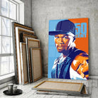 Tableau Décoratif 50Cent en verre acrylique, posé devant des cadres empilés