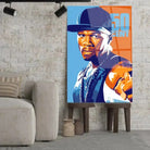 Tableau Décoratif 50Cent en verre acrylique, posé sur des tabourets devant un mur de briques