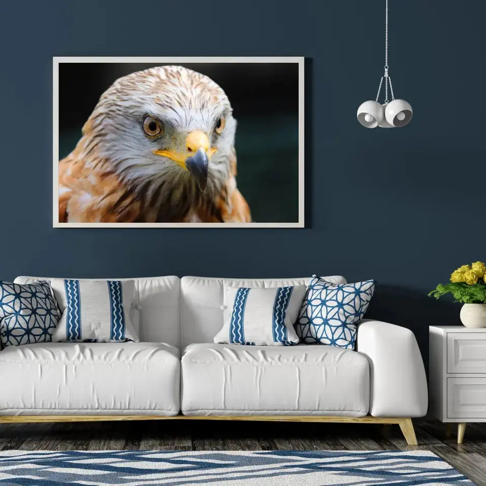 Tableau Décoratif Aigle en affiche encadrée dans un salon bleu nuit au-dessus d'un canapé blanc
