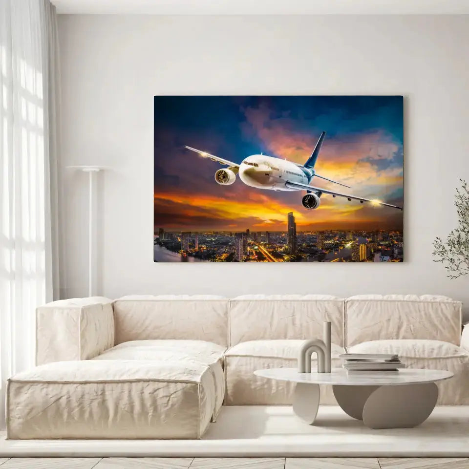 Tableau Décoratif avion de nuit sur toile, accrochée dans un salon lumineux au-dessus d'un canapé beige
