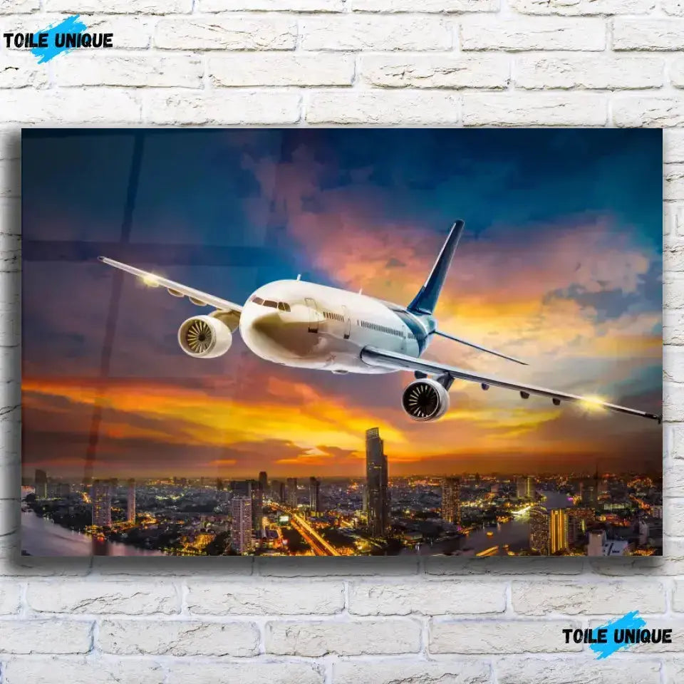 Tableau Décoratif avion de nuit en verre acrylique, vue de face sur un mur de briques blanches