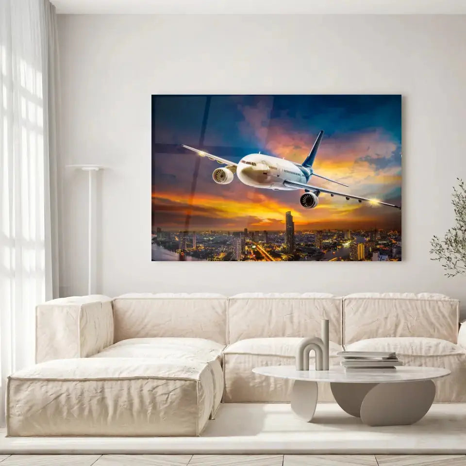Tableau Décoratif avion de nuit en verre acrylique, accroché dans un salon lumineux au-dessus d'un canapé beige
