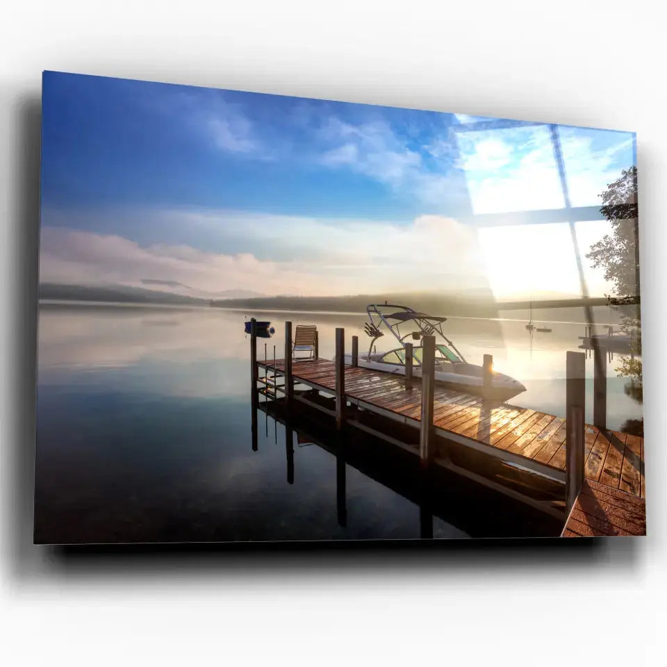 Tableau Décoratif Bateau Lac et Ponton en verre acrylique, vue inclinée sur fond blanc