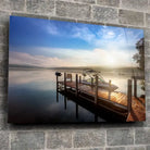 Tableau Décoratif Bateau Lac et Ponton en verre acrylique, fixé sur un mur de pierre