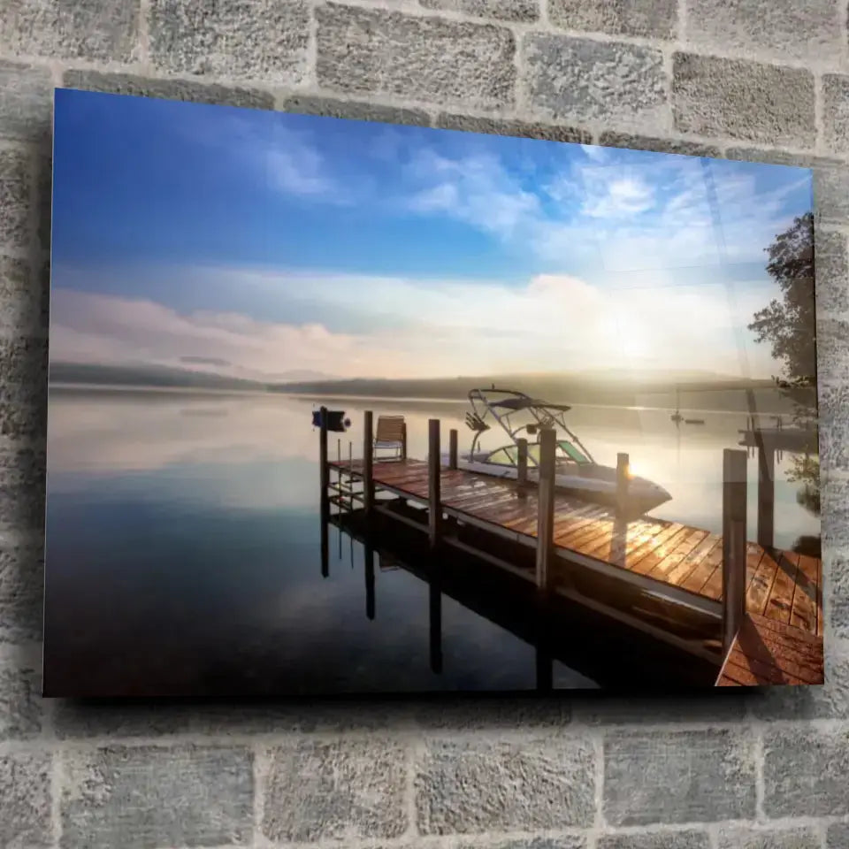 Tableau Décoratif Bateau Lac et Ponton en verre acrylique, fixé sur un mur de pierre