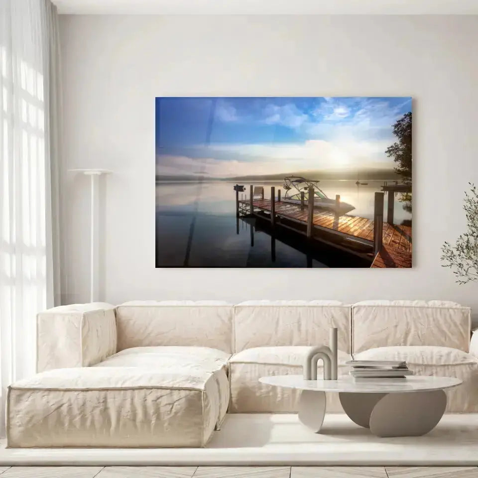 Tableau Décoratif Bateau Lac et Ponton en verre acrylique, accroché dans un salon lumineux au-dessus d'un canapé beige