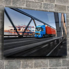 Tableau Décoratif camion remorque en verre acrylique, fixé sur un mur de pierre