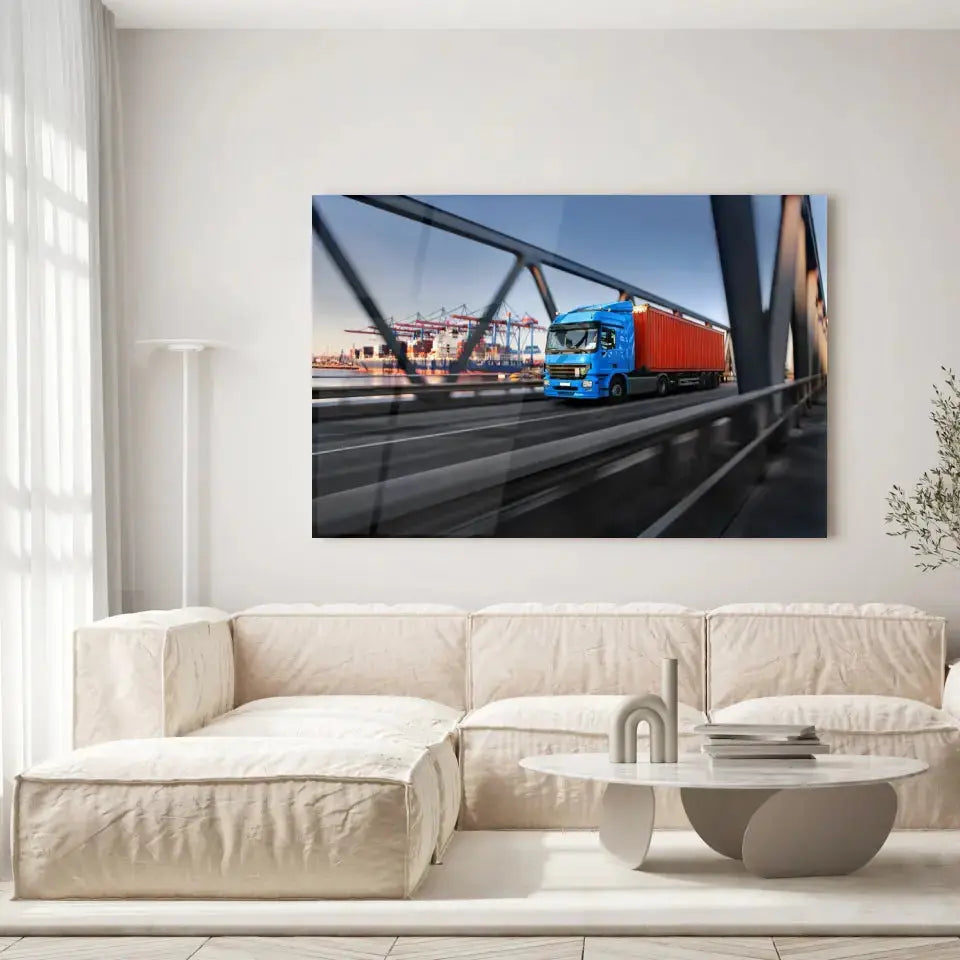 Tableau Décoratif camion remorque en verre acrylique, accroché dans un salon lumineux au-dessus d'un canapé beige