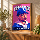 Tableau Décoratif Chance The Rapper en affiche encadrée bois sur un buffet