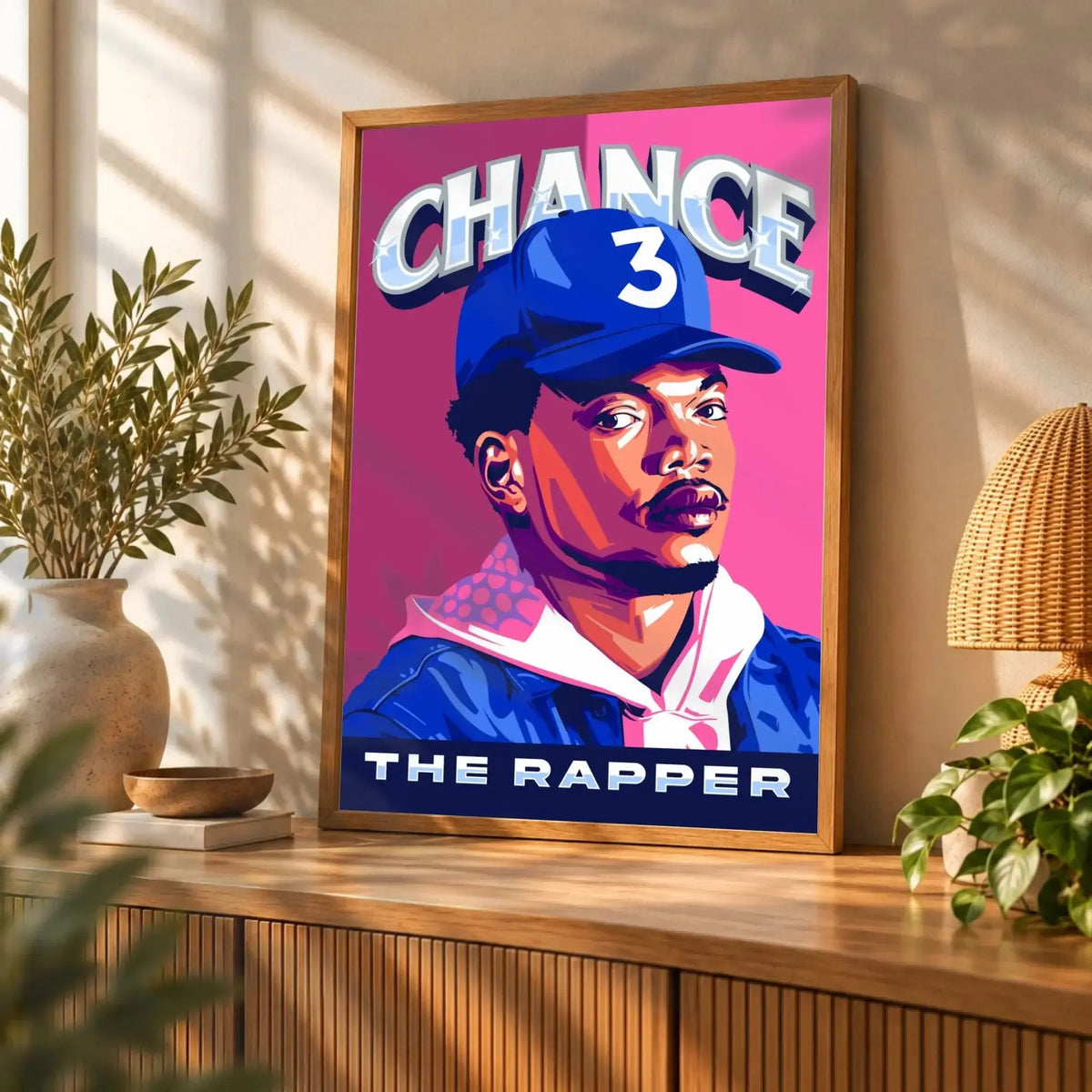 Tableau Décoratif Chance The Rapper en affiche encadrée bois sur un buffet